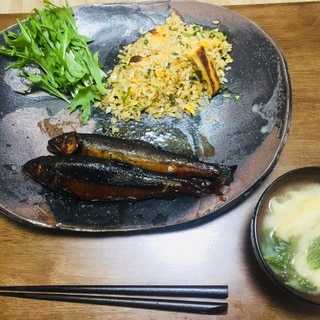 鮎の甘露煮、三つ葉の白味噌汁、和風焼き飯のプレート